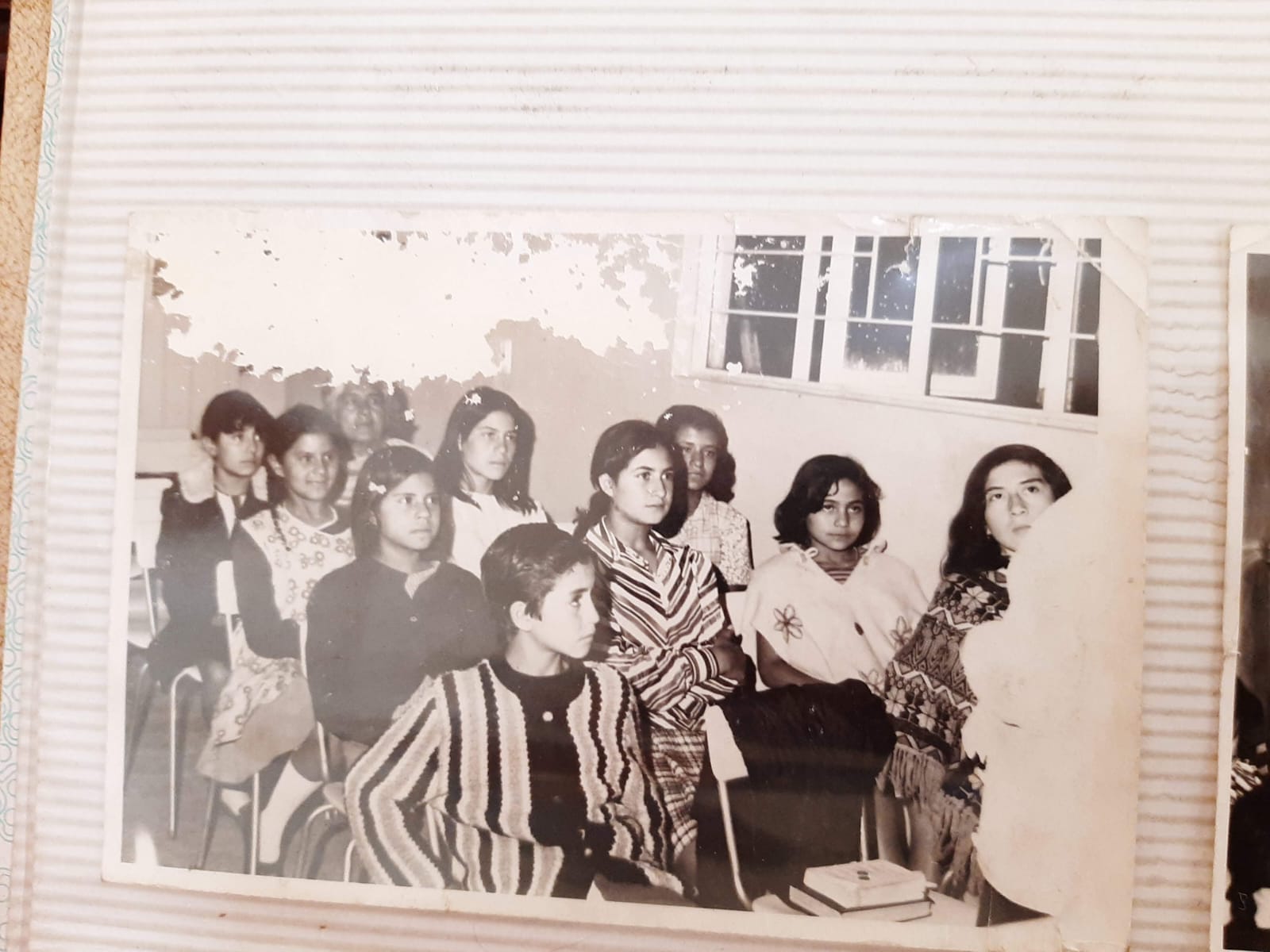 Fotografía histórica de integrantes de la congregación reunidos en el templo