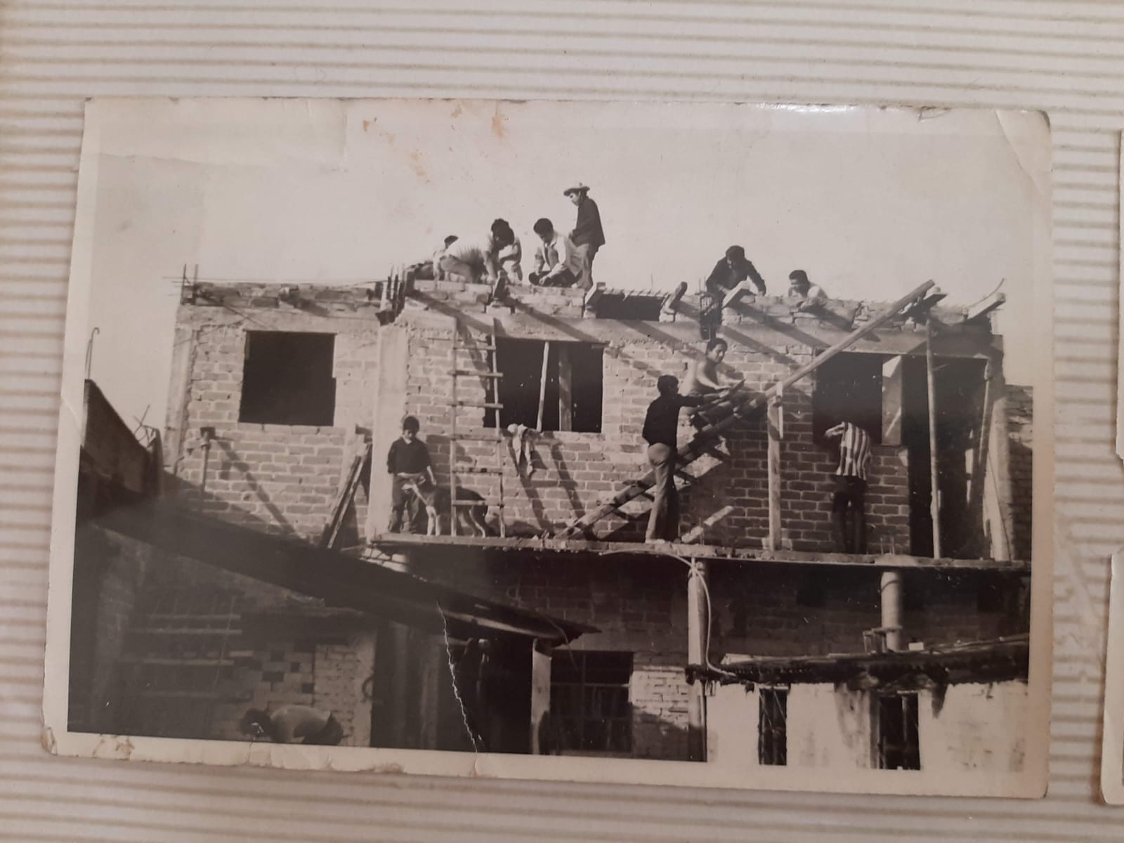 Fotografía histórica de la comunidad trabajando en la construcción del templo